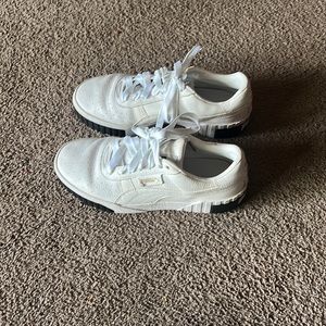 Woman’s puma sneakers size 9